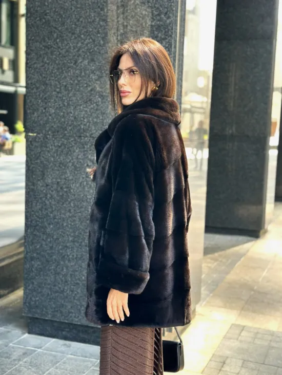 Укороченная норковая шуба в цвете шоколад - фото 5