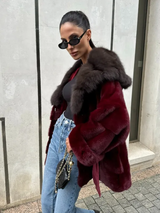 Шуба из меха норки с капюшоном из куницы бордового цвета - фото 6